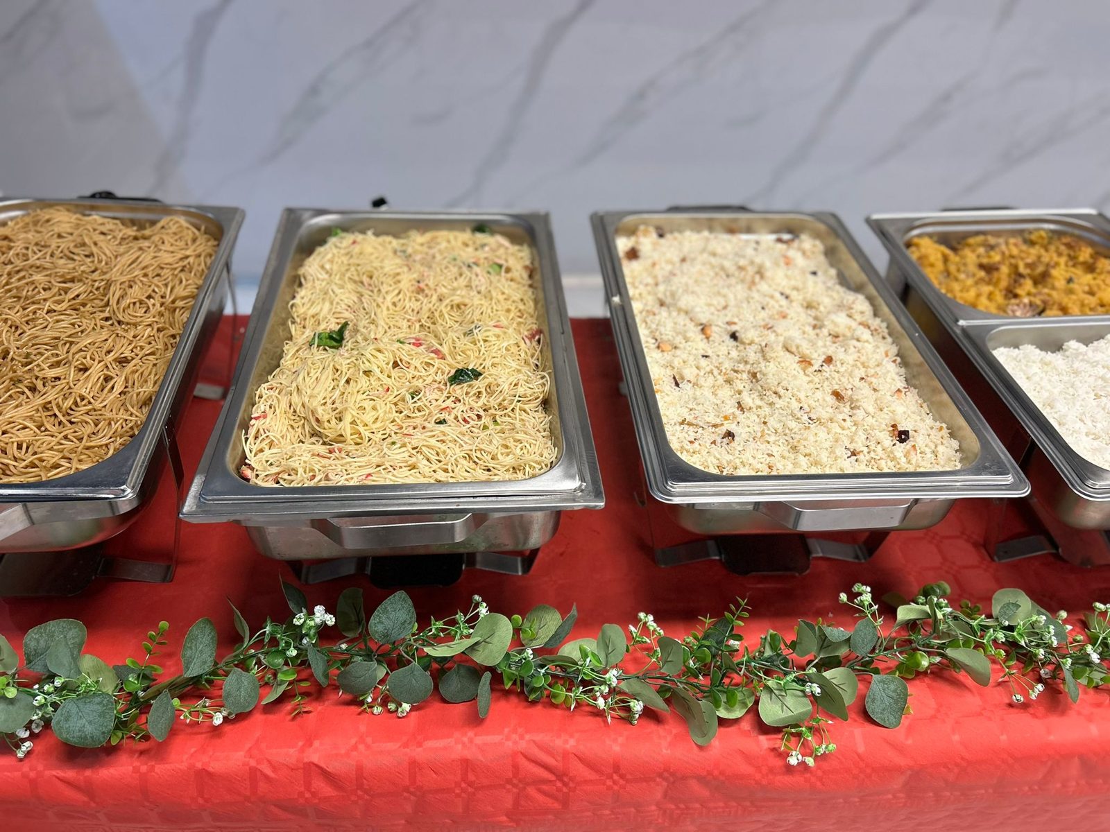 Bami, nasi en groenten in schalen